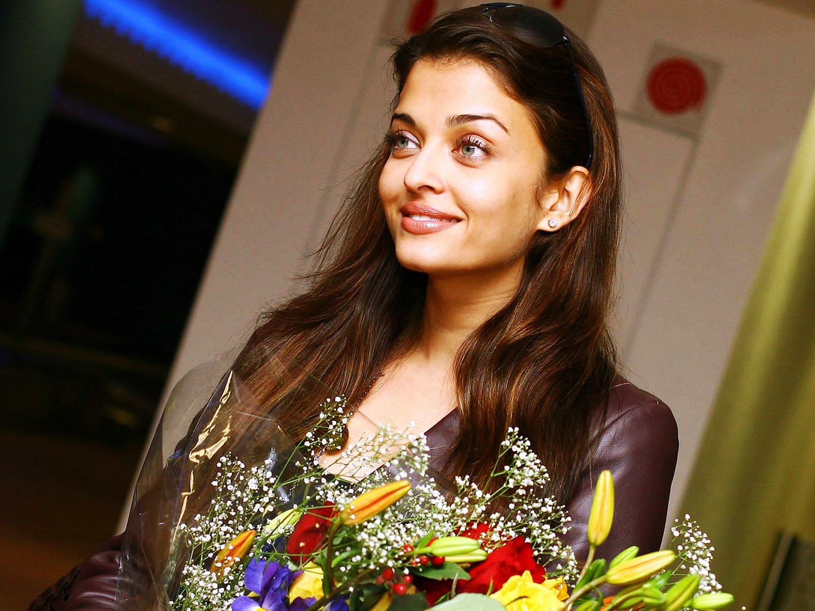 Aishwarya Rai Beauty in flowers Wallpapers HD Backgrounds