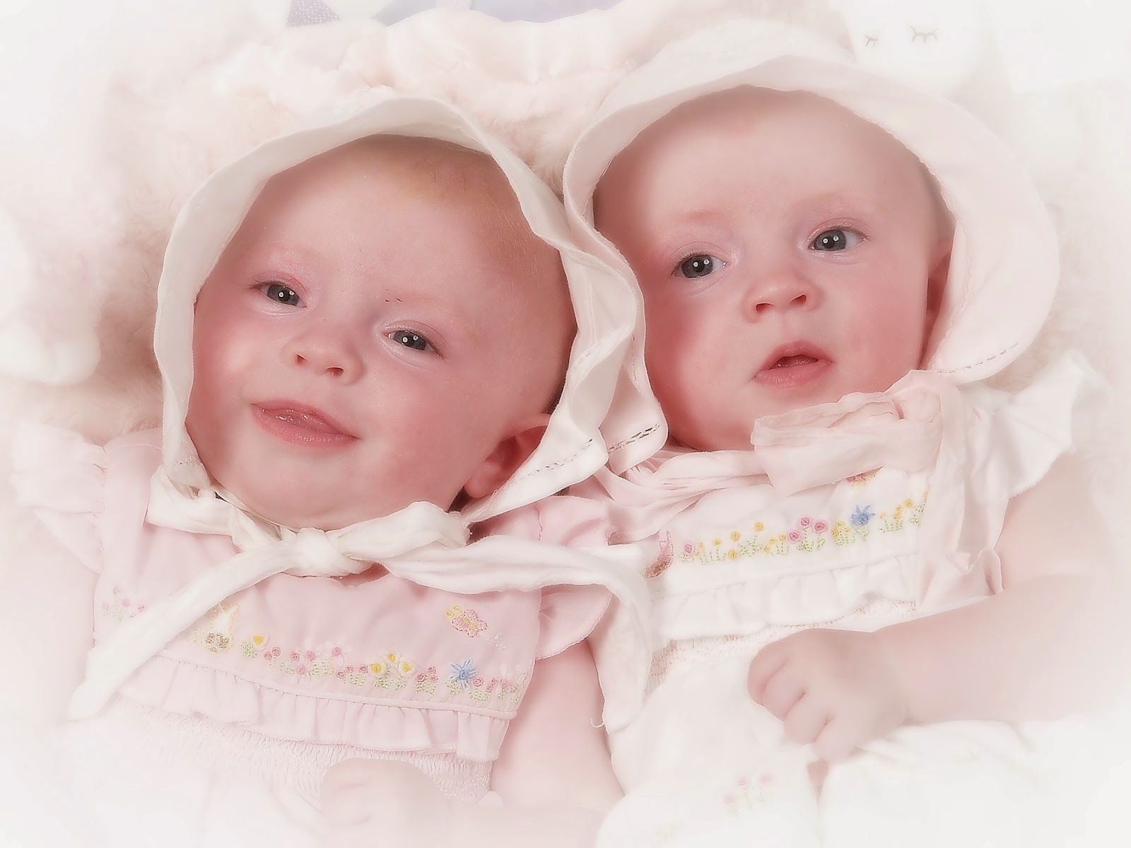 Twins Babies Wallpaper HD for Desktop - Uncalke.com