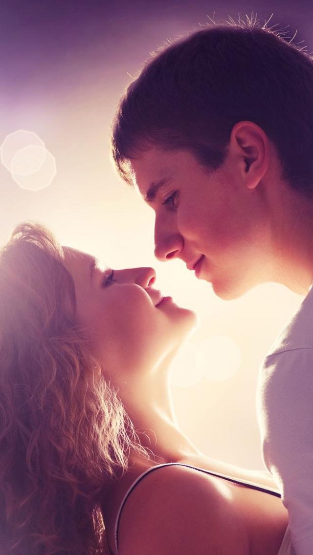 A couple kissing iPhone 5 Wallpaper (640x1136)