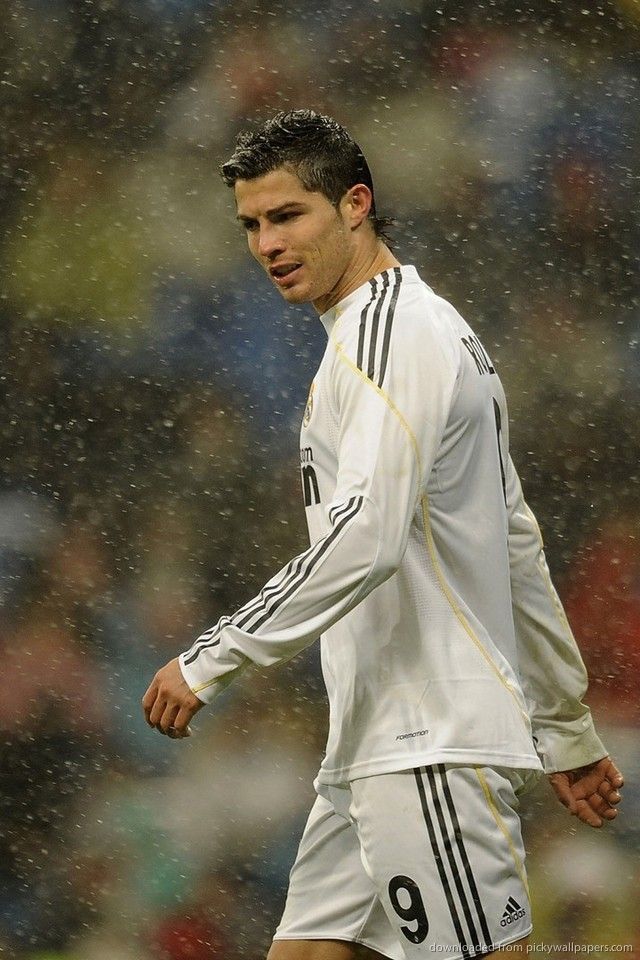 Download Cristiano Ronaldo Snowy Game Wallpaper For iPhone 4
