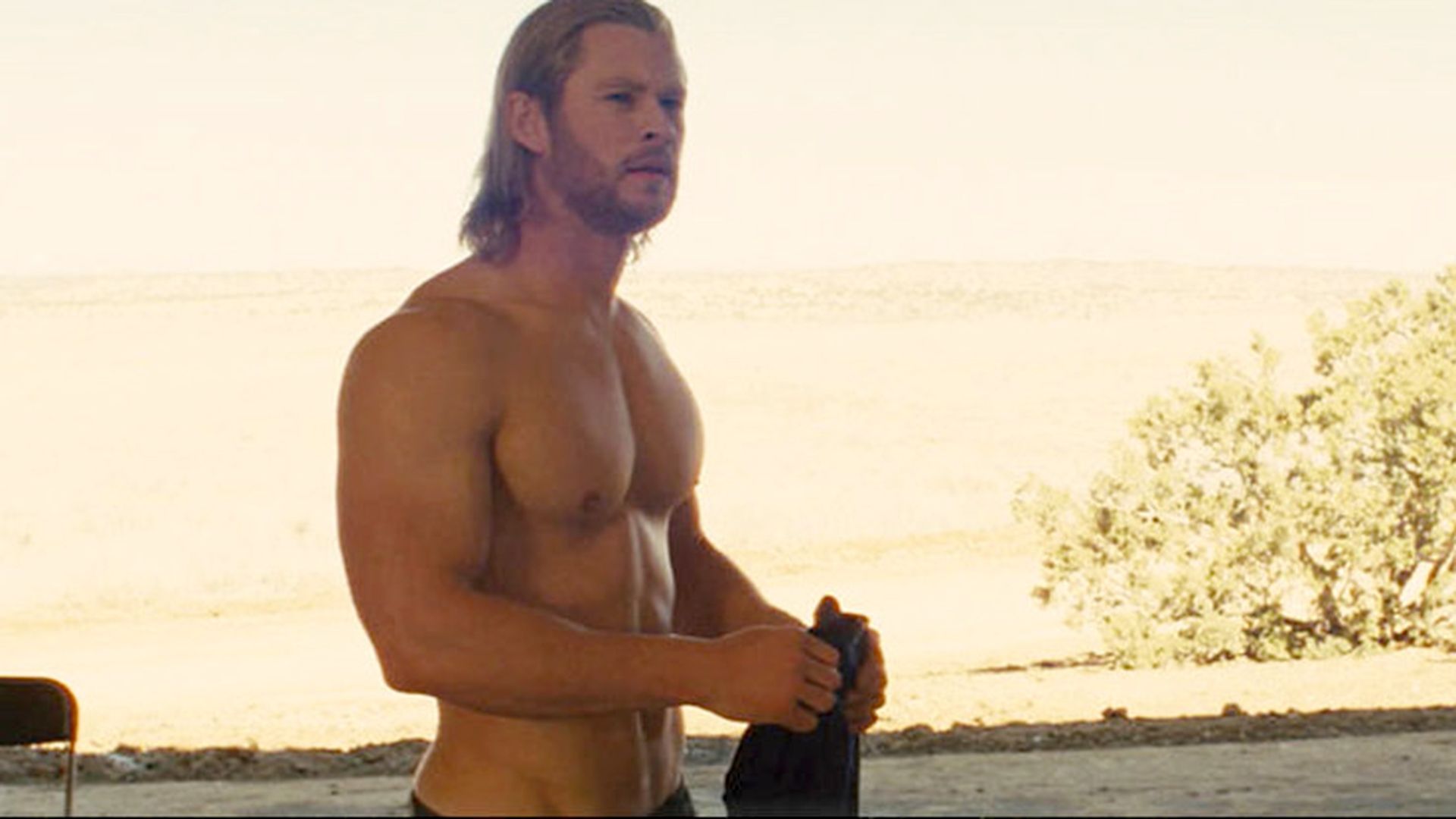 Chris Hemsworth is unrecognizable after slimming down for 'In the ...