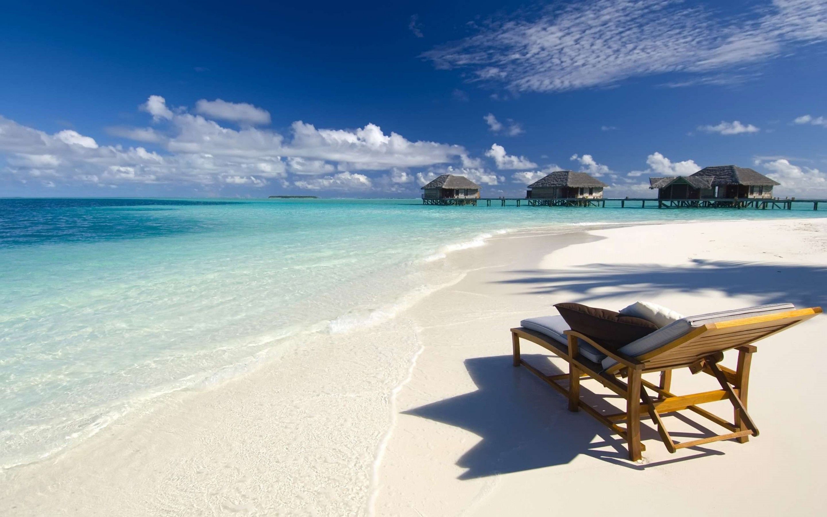 beach-chair-on-white-s-beach-desktop-background-573455.jpg