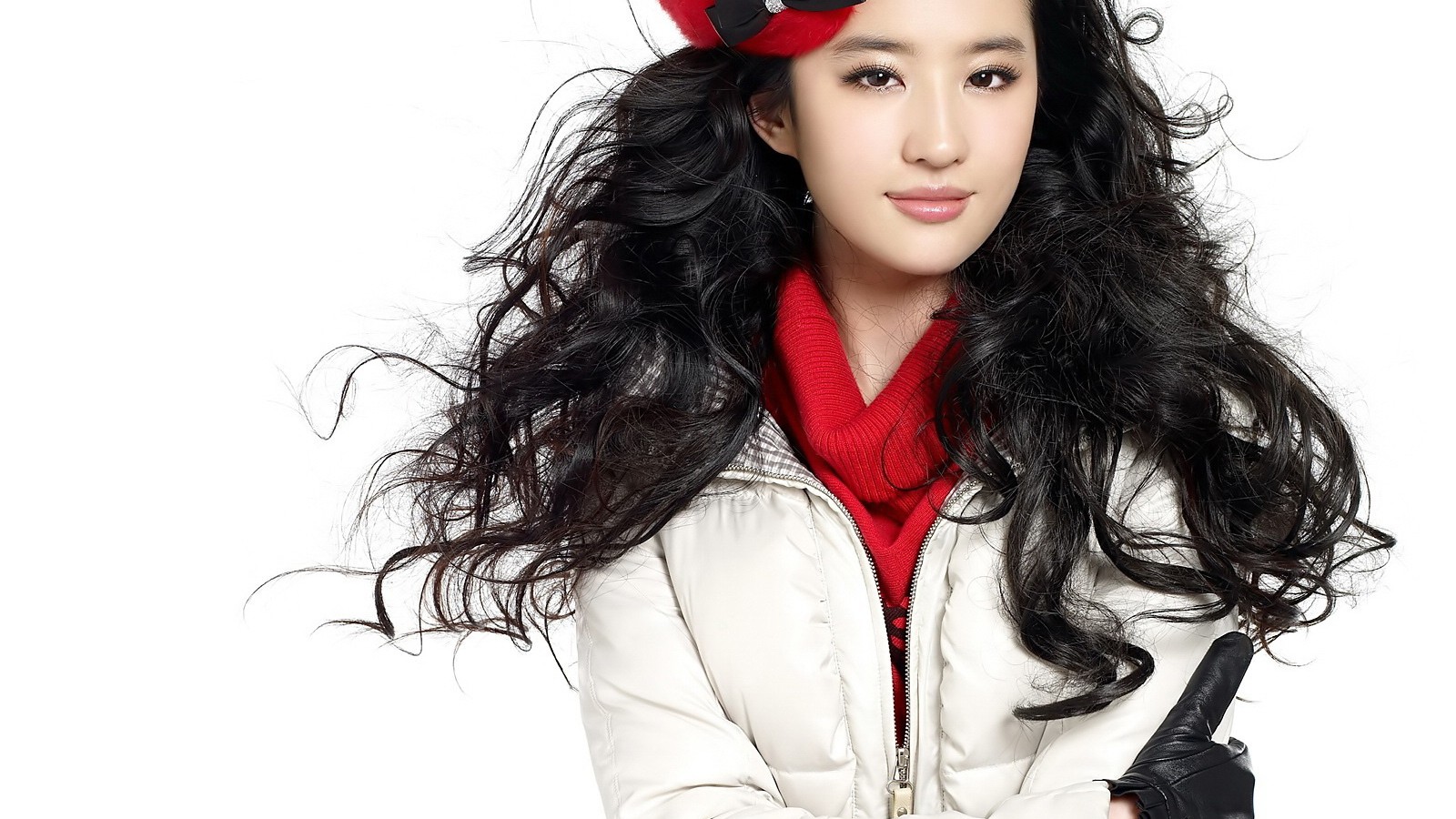Liu Yifei in Casual Clothes and Cosmetics, No Matter Smiling or