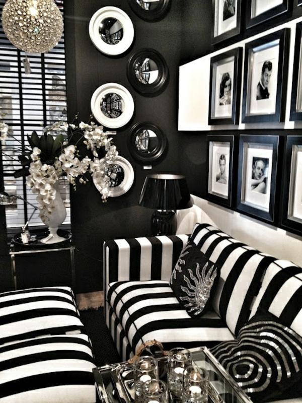 The black wallpaper creates an artistic living environment in your
