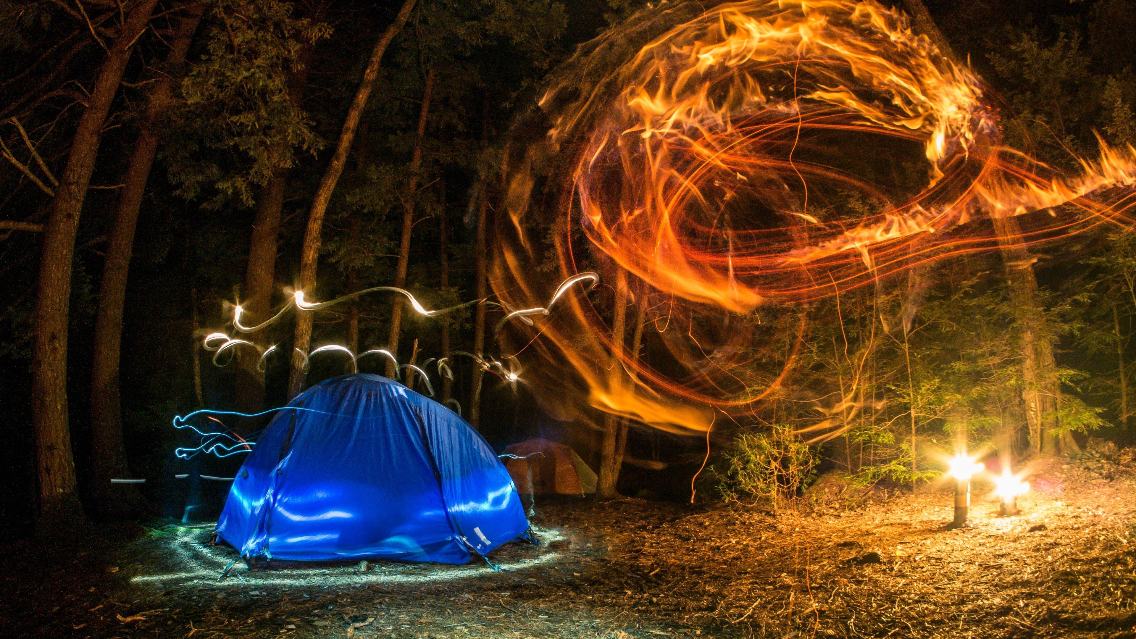 Night camp. Палатка на природе. Палатка в лесу ночью. Палатка костер. Светящаяся палатка.