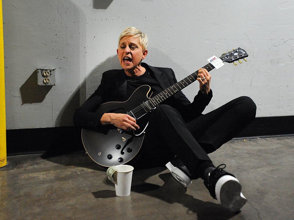 Ellen DeGeneres playing guitar - 1024x768 - Wallpaper #3886 on ...
