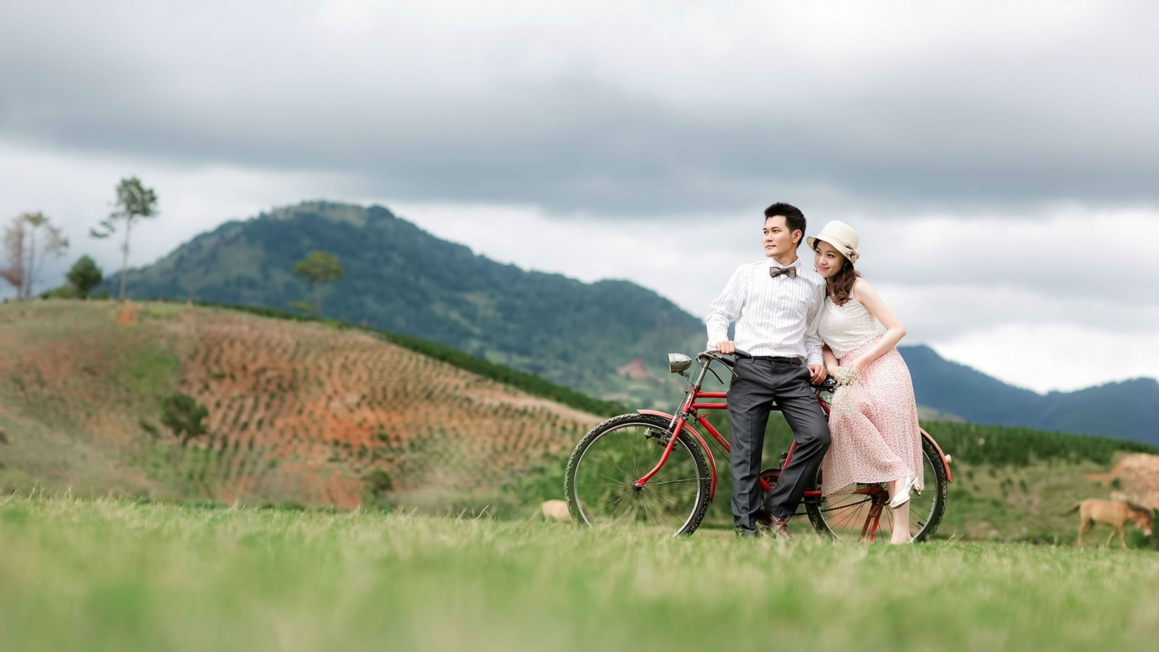 love-couple-relax-on-cycle-HD.jpg