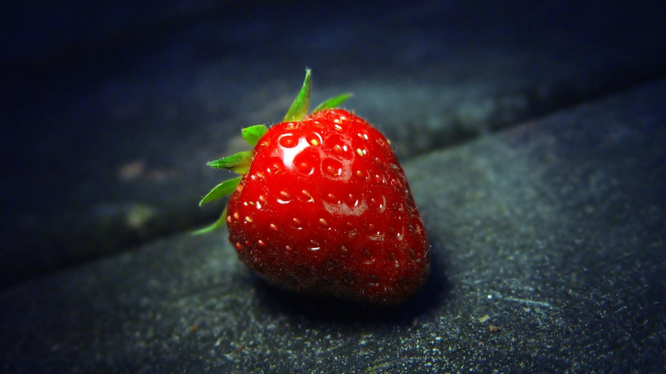 1366x768 Red Strawberry Wallpaper