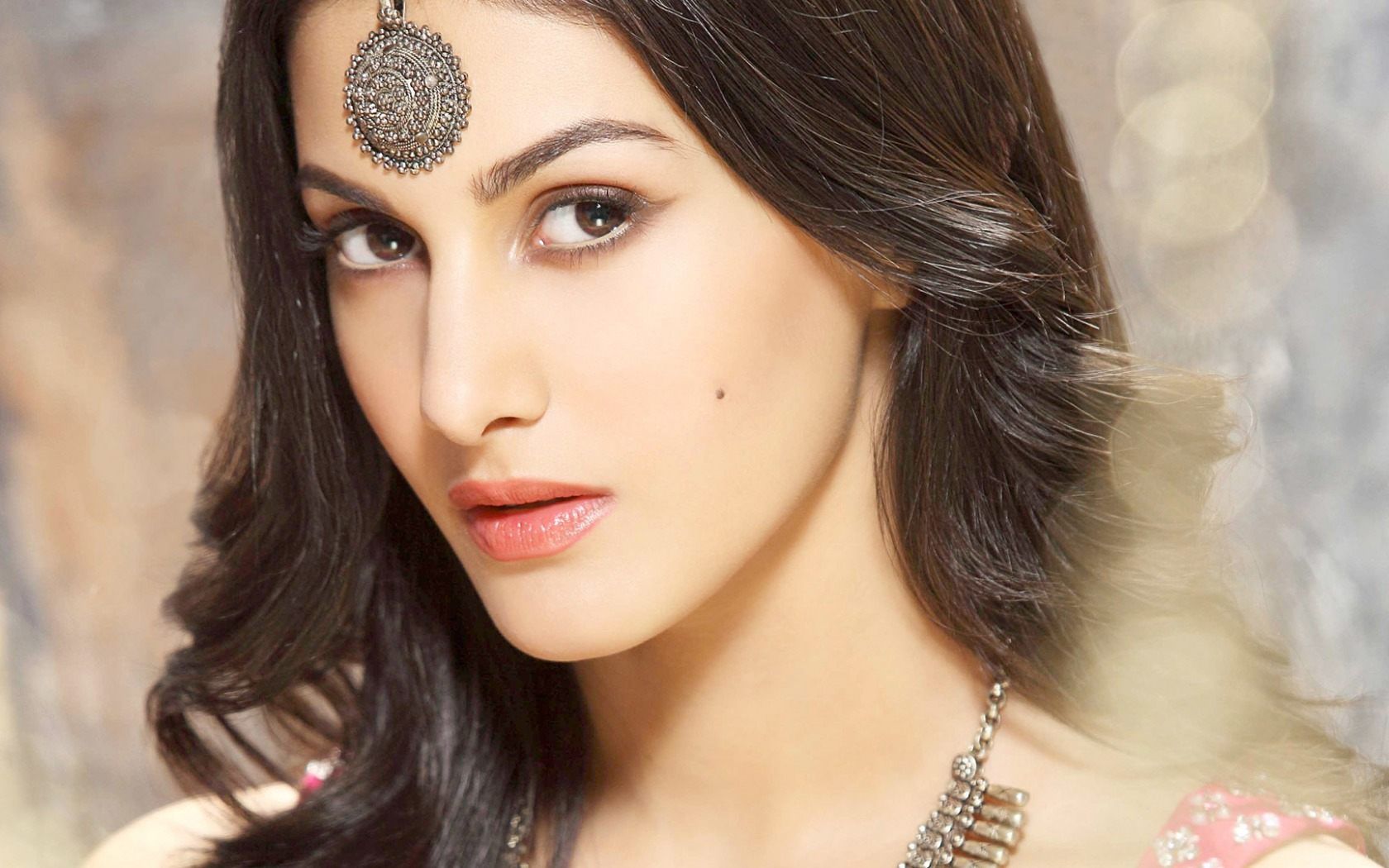 Amyra Dastur HD Wallpaper Download Of Bollywood Actress
