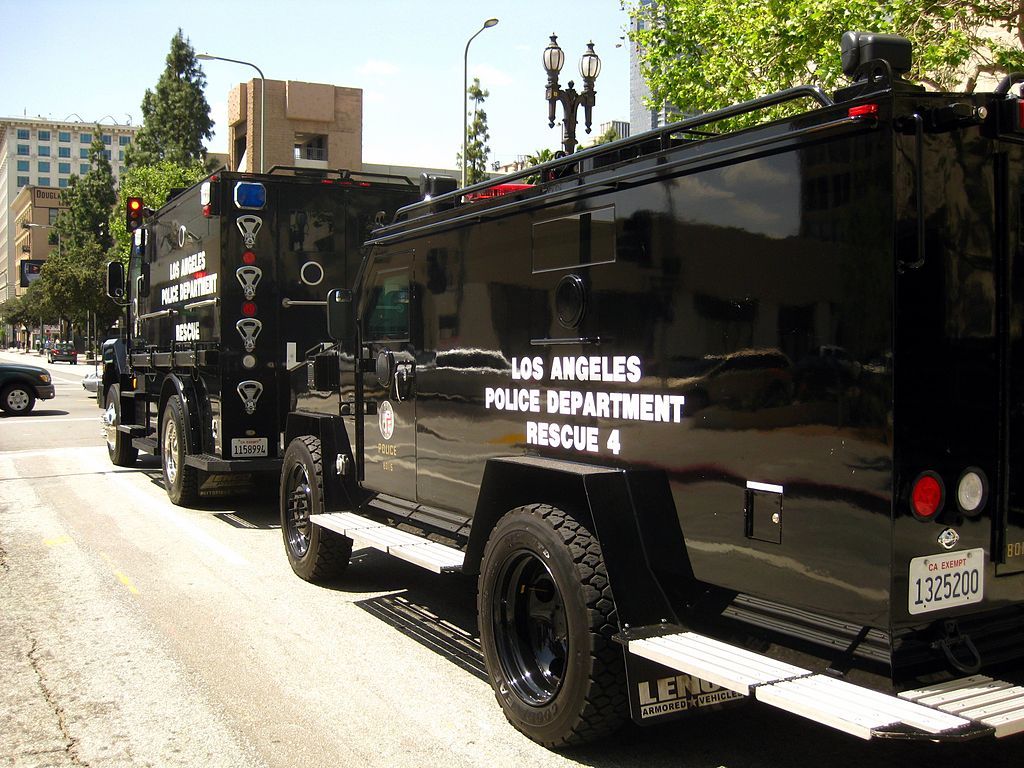 File:LAPD SWAT truck - 2.jpg - Wikimedia Commons