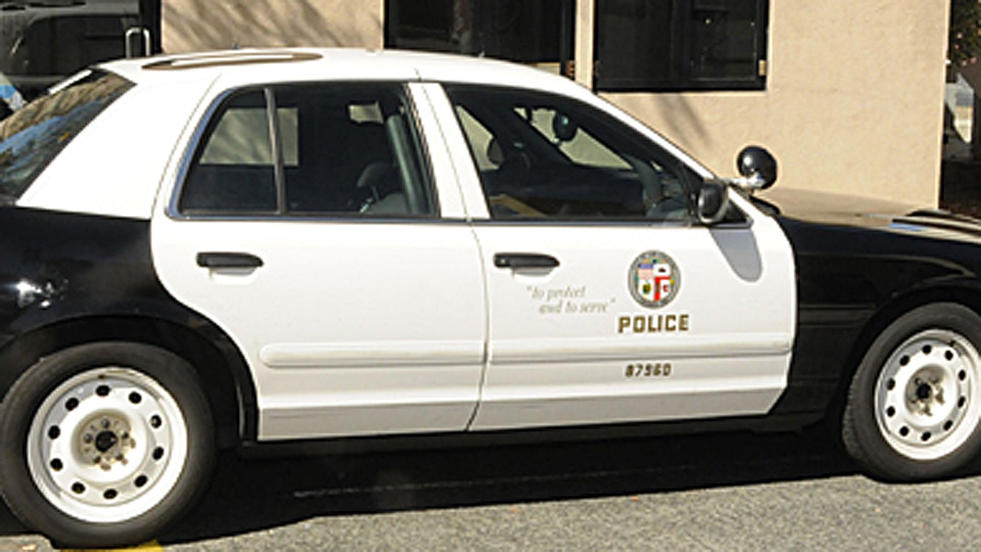 LAPD Sets up Perimeter in Mid-City After Driver Crashes, Flees | KTLA