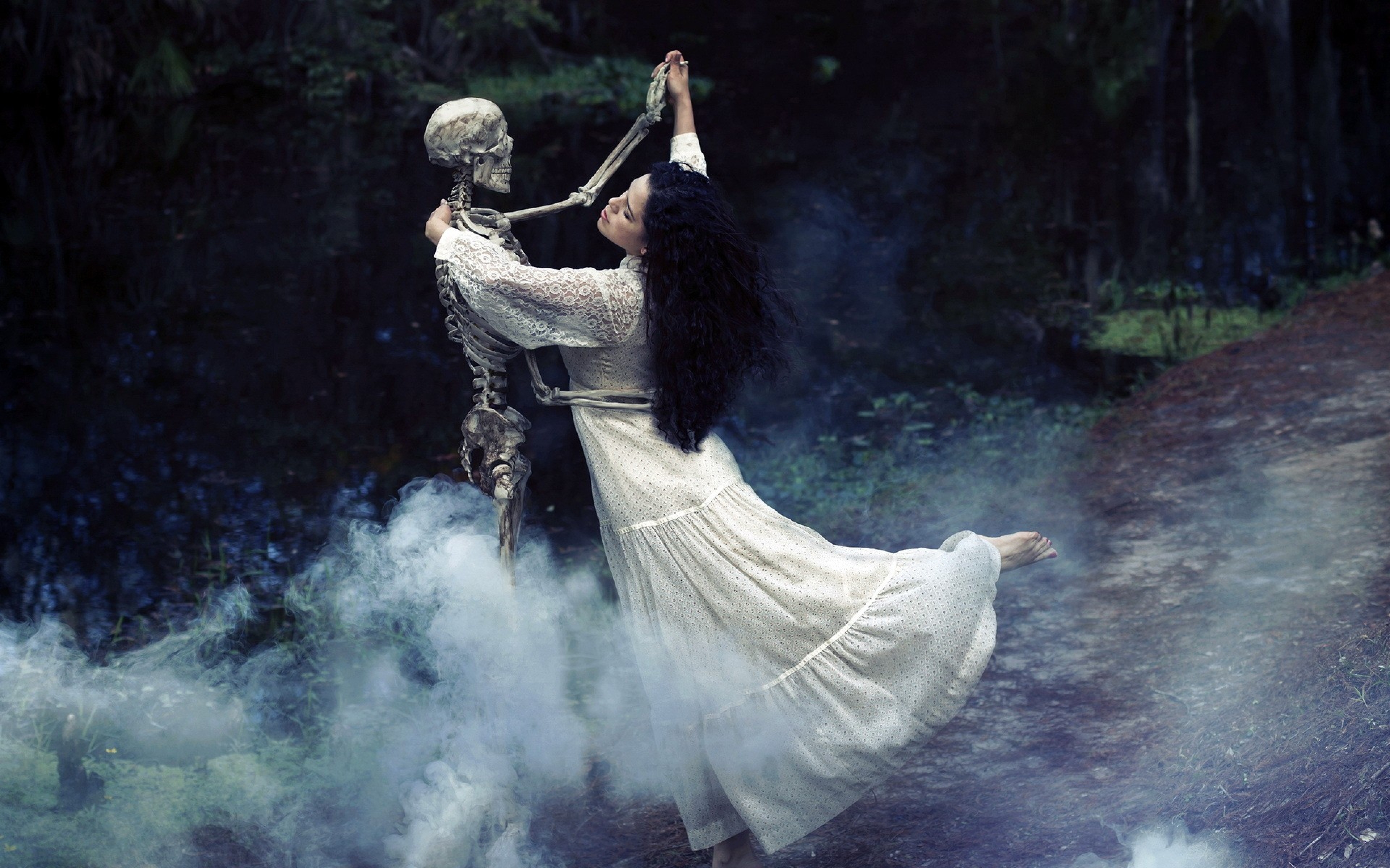 Как звучит вальс смерти. Девушка танцует. Танцы в лесу.