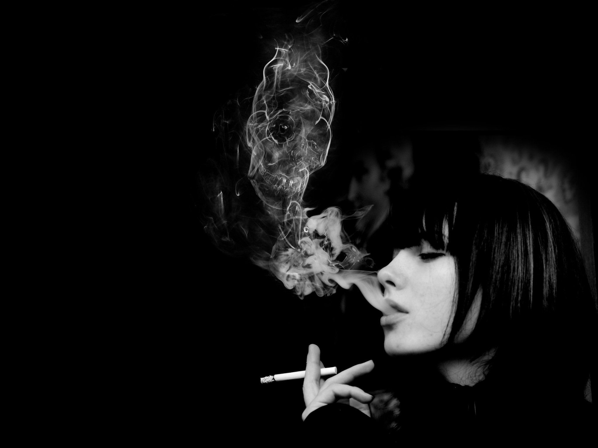 Аватарки курящие. Курящая девушка. Девушка с сигаретой в темноте. Курящая девушка в темноте. Красивая курящая девушка.