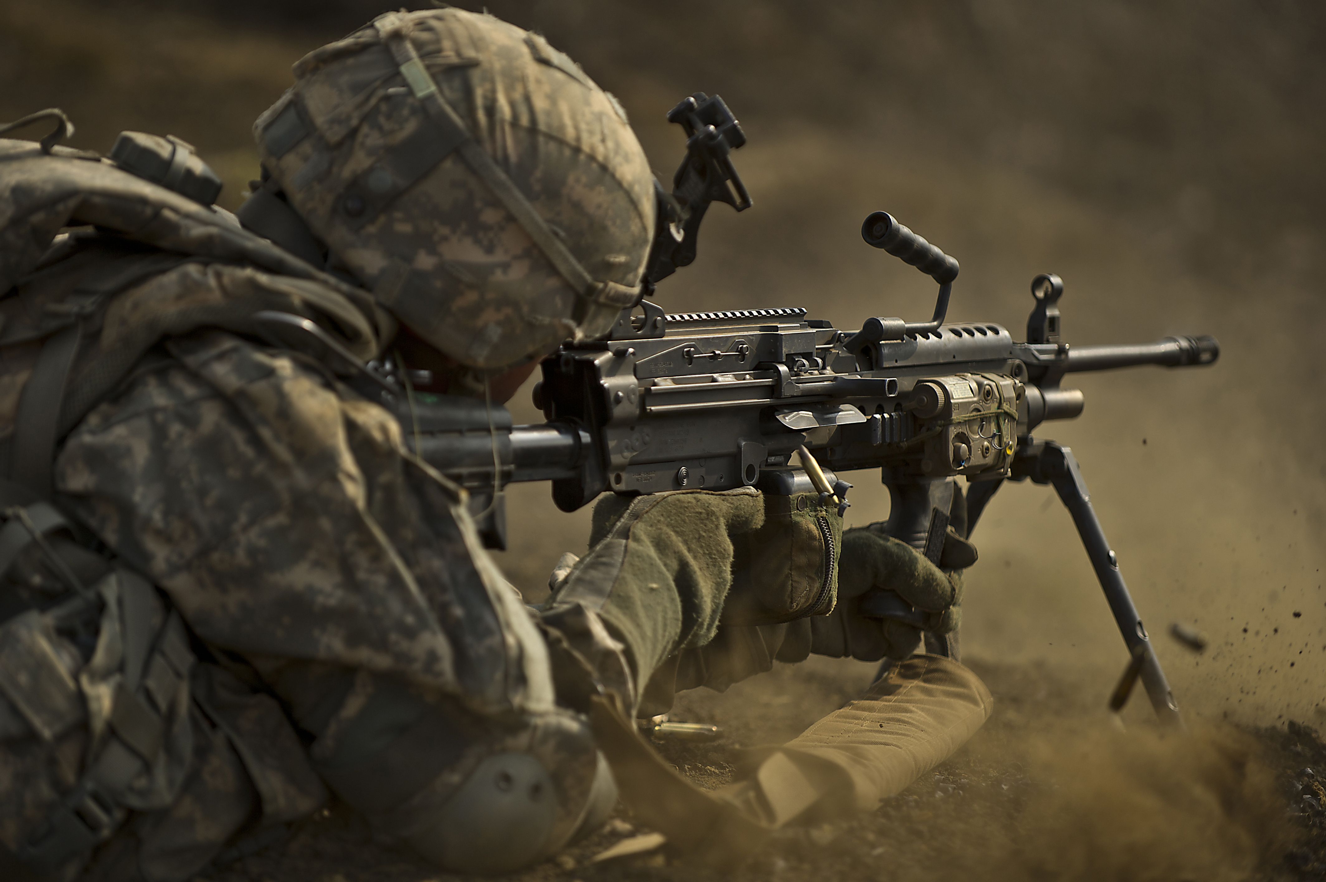 Soldier Soldat Feldeinsatz Kampf Firing Gun Rifle FN Herstal M249 ...