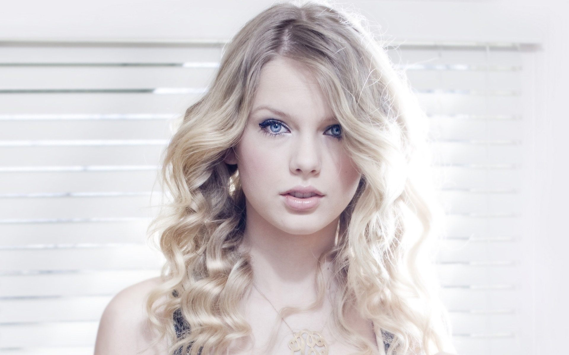 Taylor Swift Beautiful Face Wallpaper HD Download Desktop