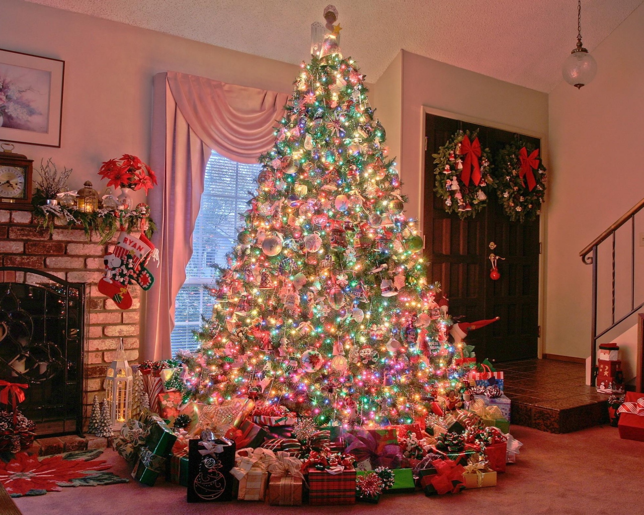 Download Wallpaper 1280x1024 Christmas, Holiday, Tree, Presents