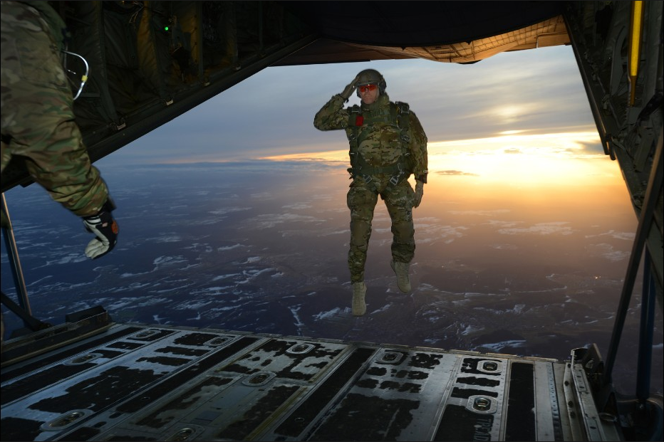 Soldier salutes as he jumps from C130 : pics