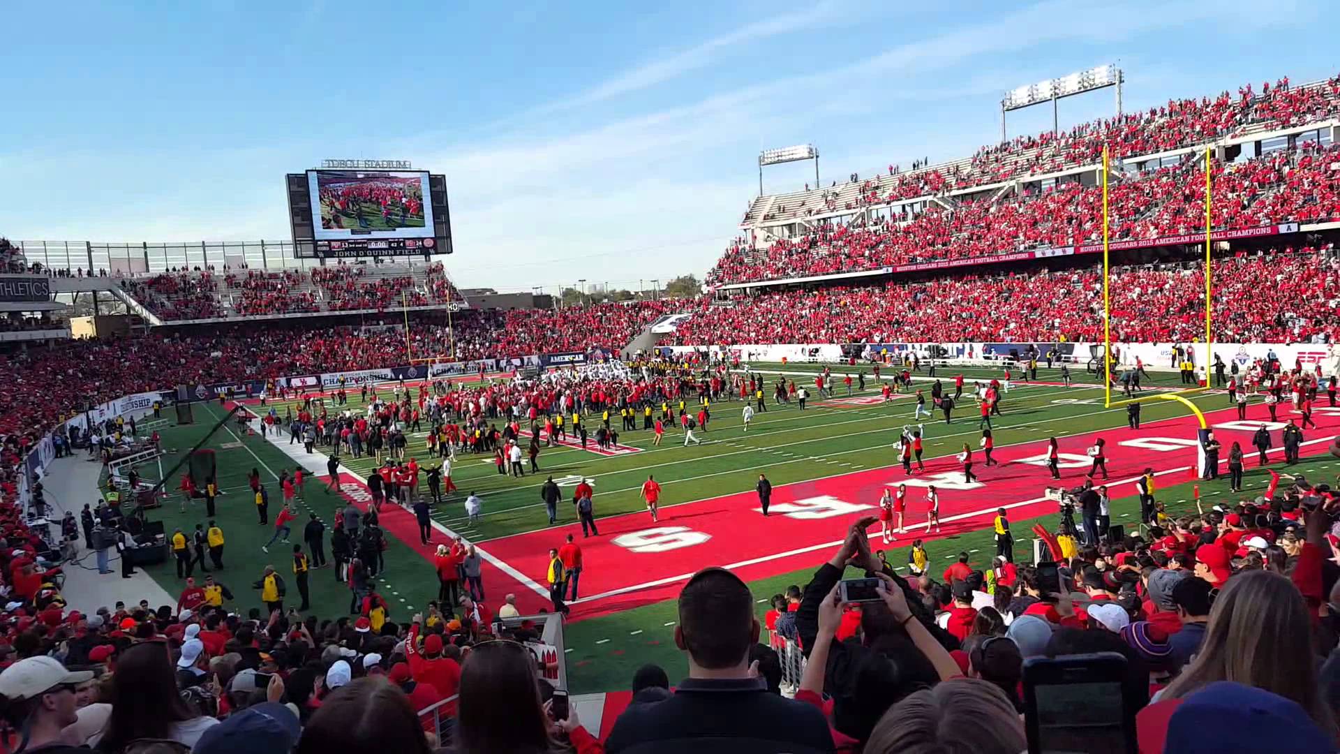 University of Houston crowd trickles onto field - YouTube