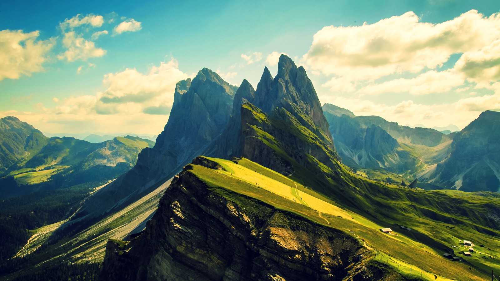 Download Beautiful Mountain Wallpaper 1600x900 - Full HD Wall
