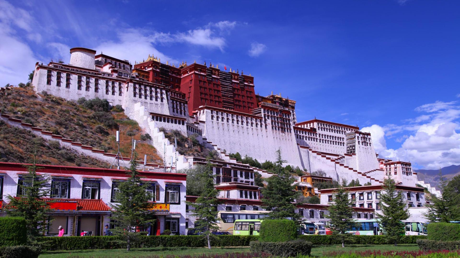 Potala Palace in Tibet Pictures | Download Free Desktop Wallpaper ...