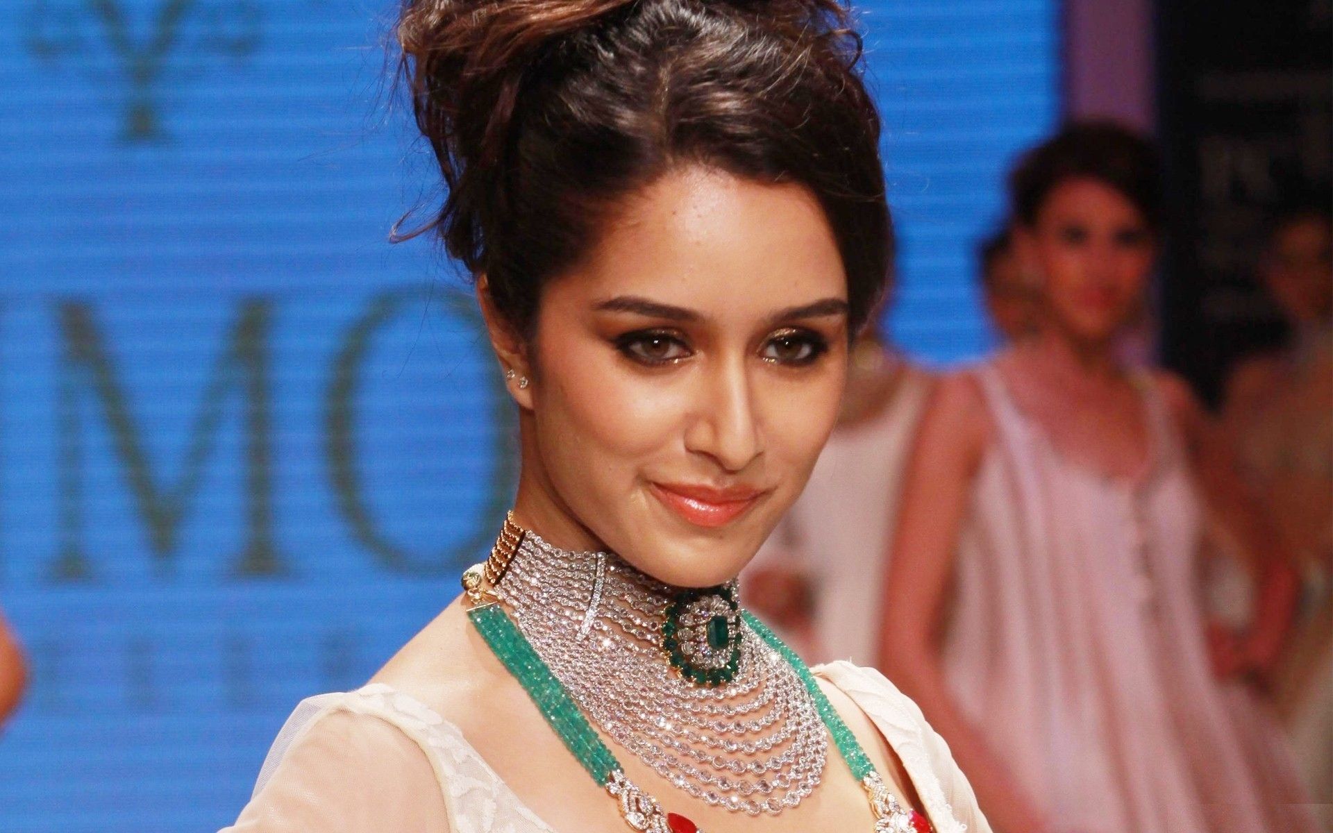Hindi Picture Film Heroine Shraddha Kapoor Neck Jewellery HD Image