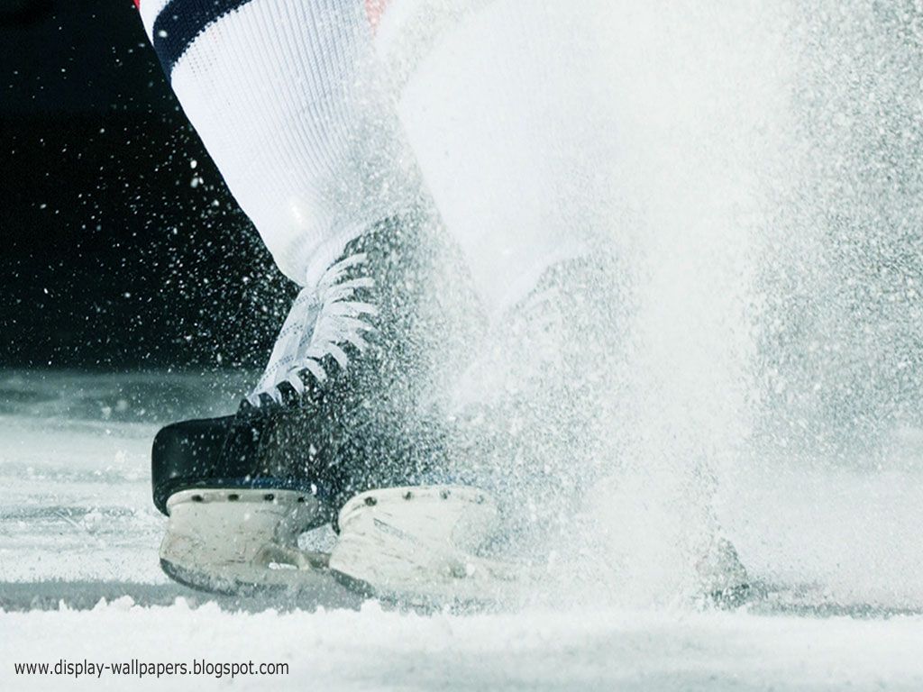 Лед коньки каток. Коньки на льду. Хоккейные коньки на льду. Лед хоккей. Коньки обои.