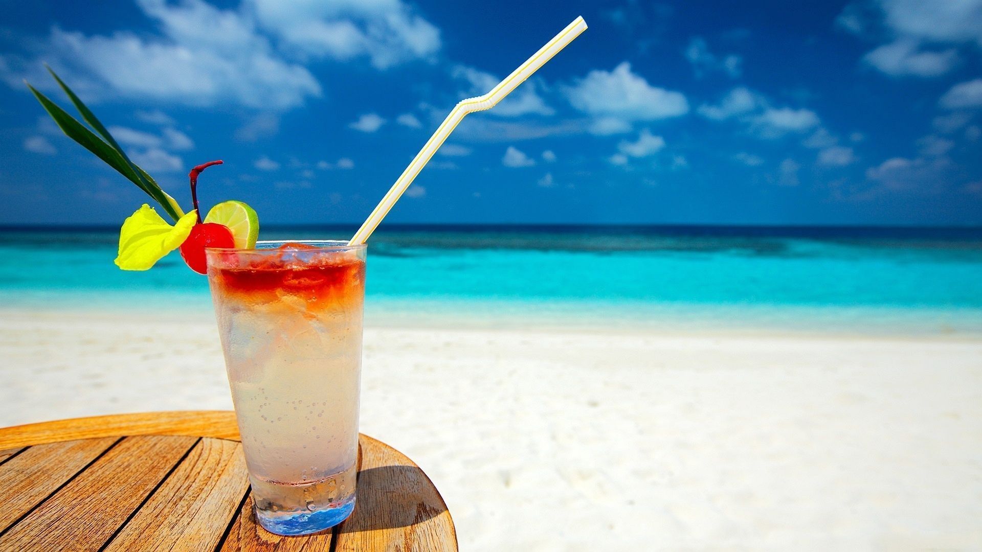 Beautiful Summer Cocktail on the beach HD Wallpaper