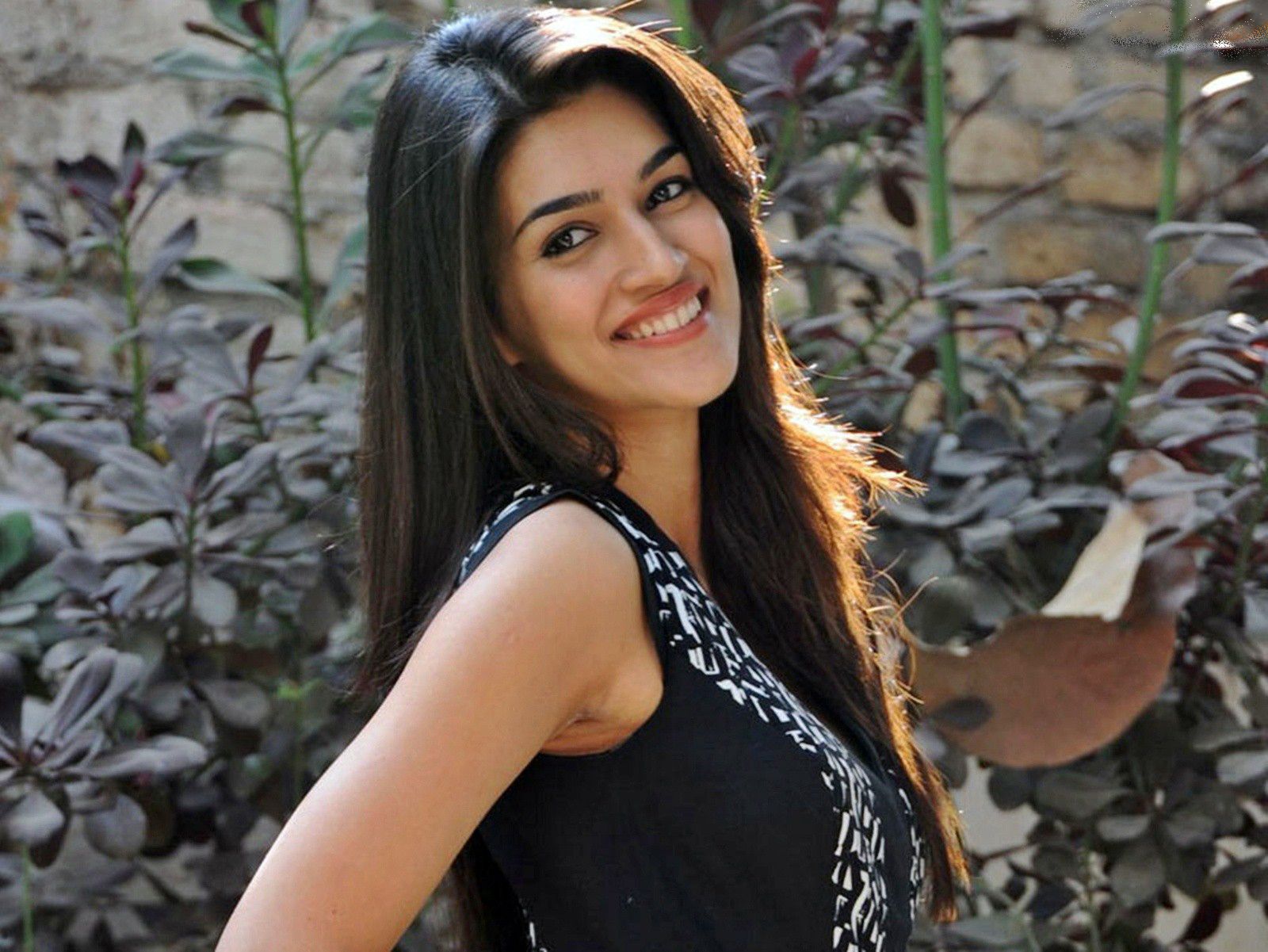 Kriti Sanon Bollywood Actress HD Wallpapers | Only hd wallpapers