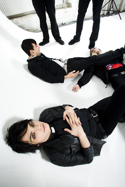 MCR. ( I just love how Gerard's cuteness distracts you from Frank ...