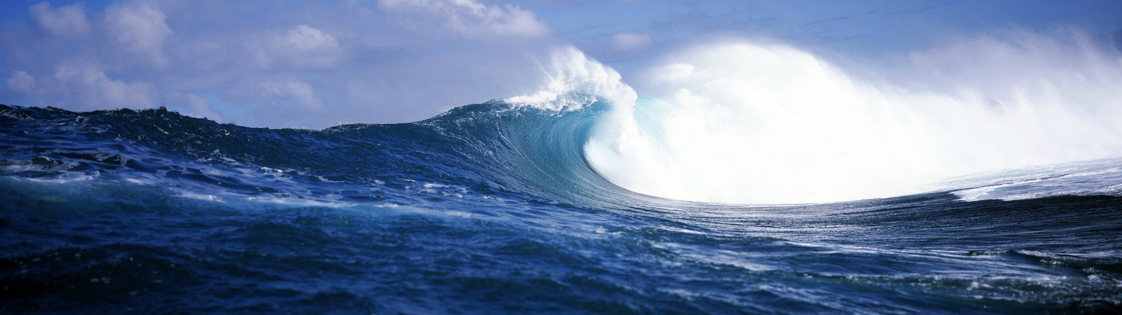 Ocean Wave Dual Screen Wallpaper