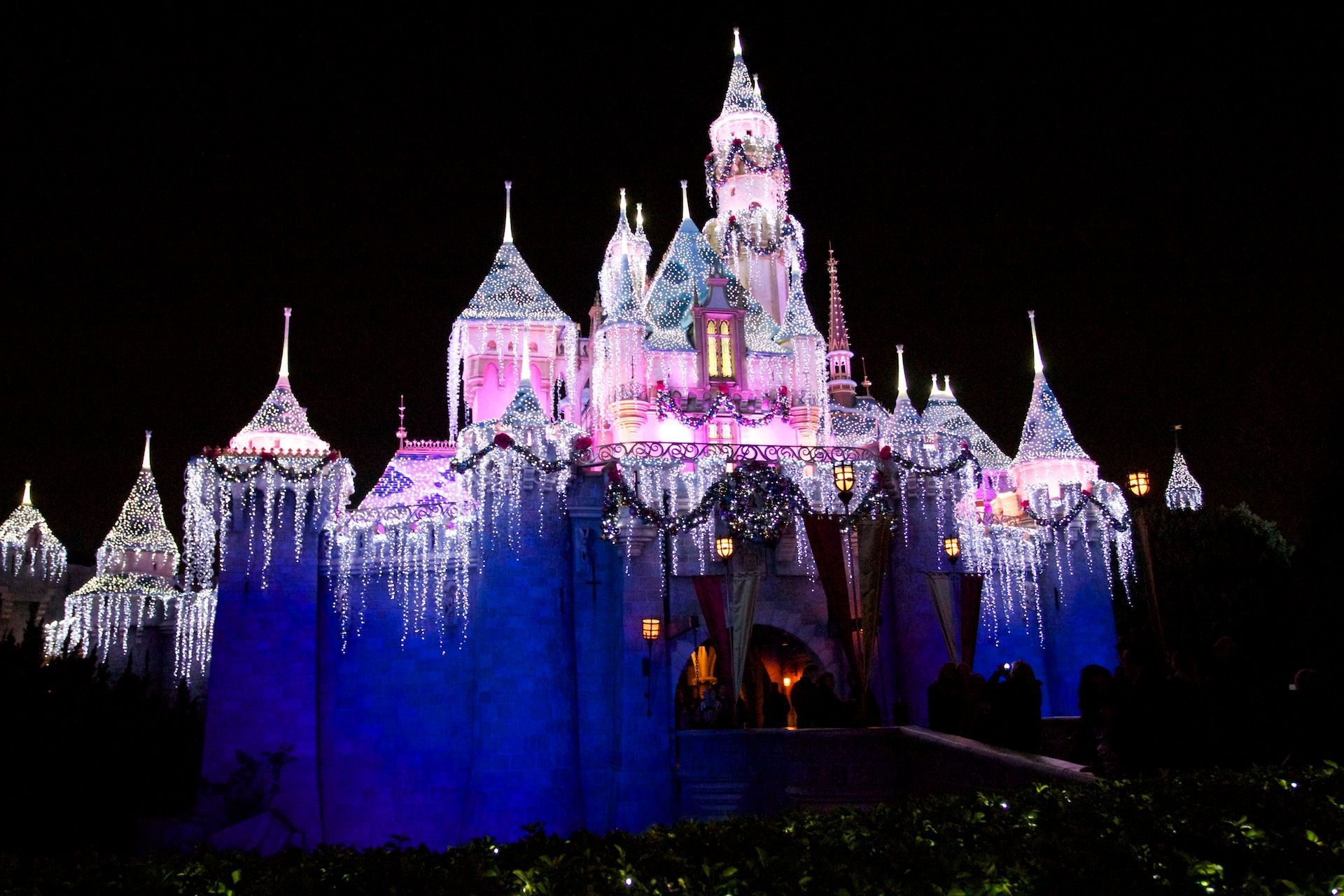 Sleeping Beauty Castle Disneyland During Christmas at Night ...