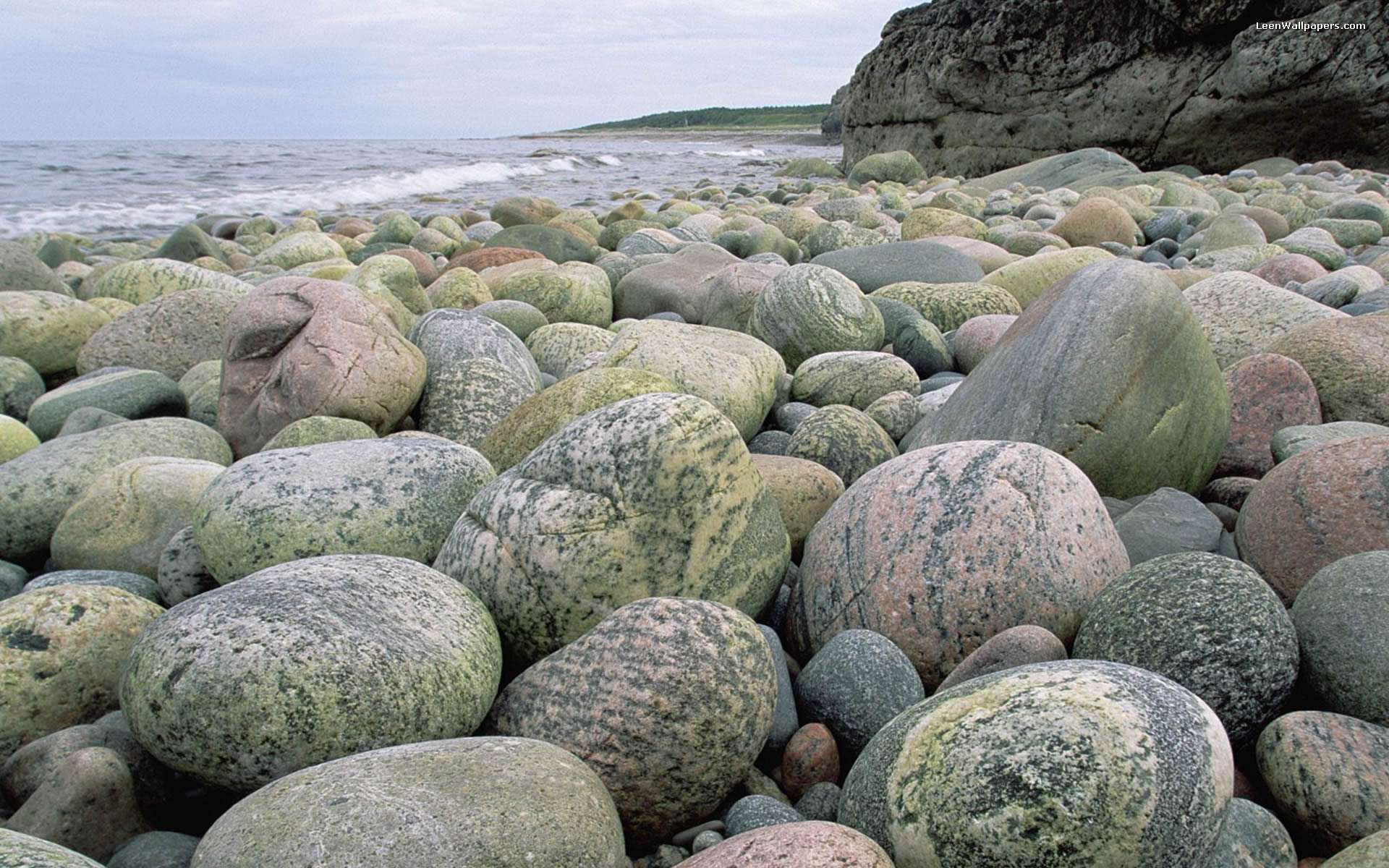 close-up-of-large-rocks-on-seaside-free-desktop-backgrounds ...
