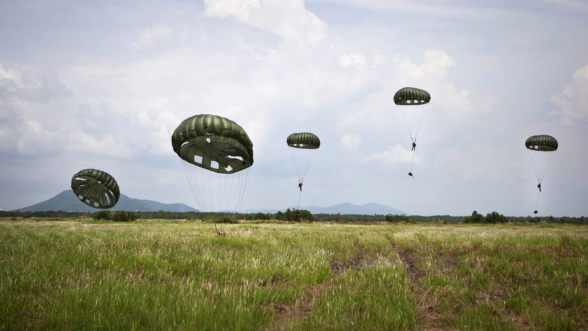 Parachute Soldiers Paratroopers Grass airbourne military wallpaper