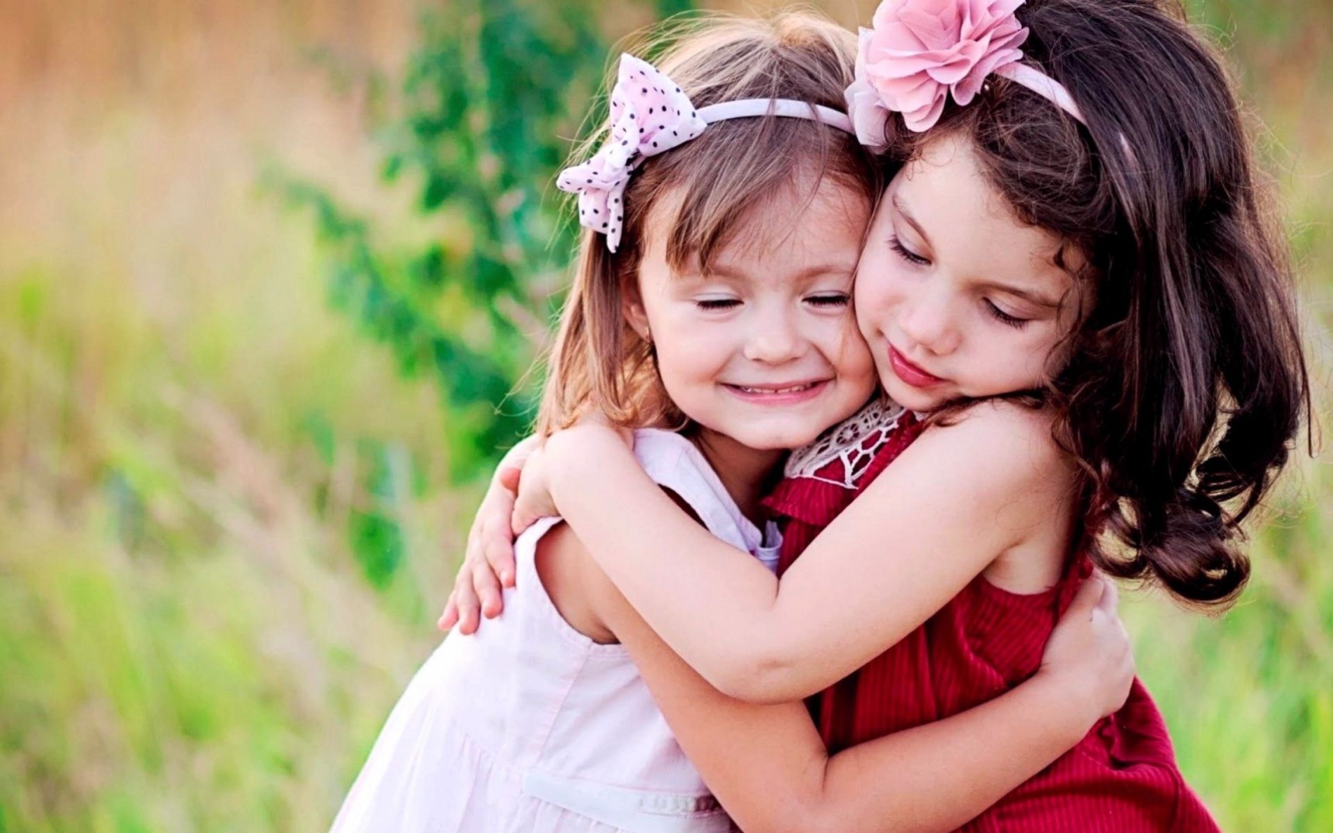 Small cute baby girls hug and love hd wallpapers | Wallpapers Wide ...