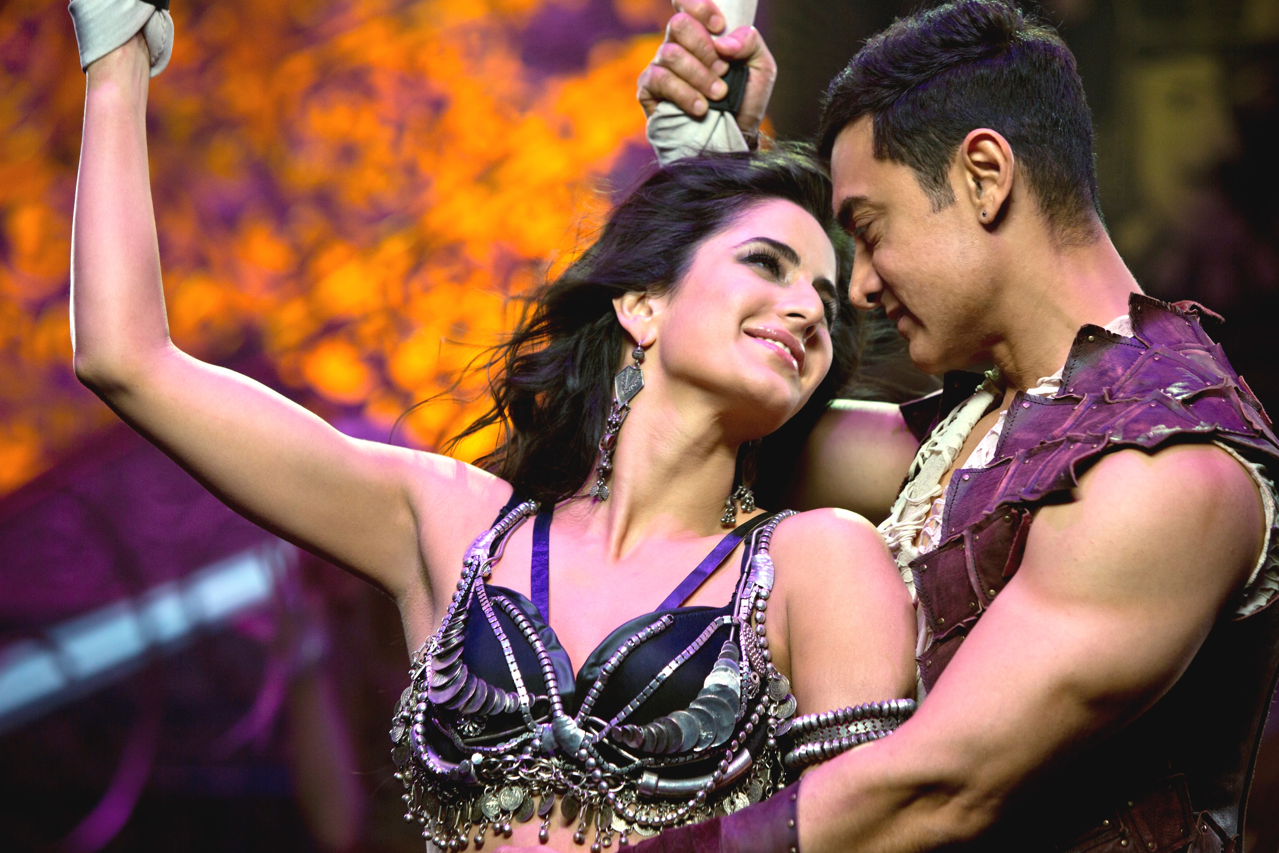 Katrina Kaif and Aamir Khan in Dhoom 3 Songs Wallpaper HD Backgrounds