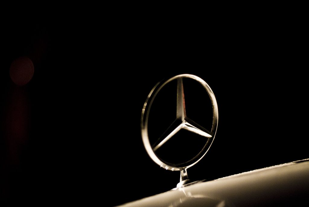Mercedes Benz Badge Wallpaper - Super Cool Car Wallpapers