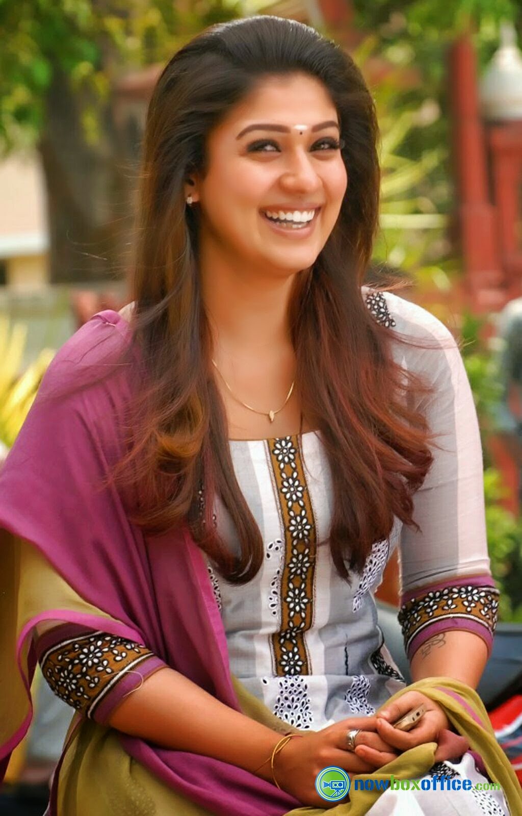 Nayanthara Cute Images - Widescreen HD Wallpapers