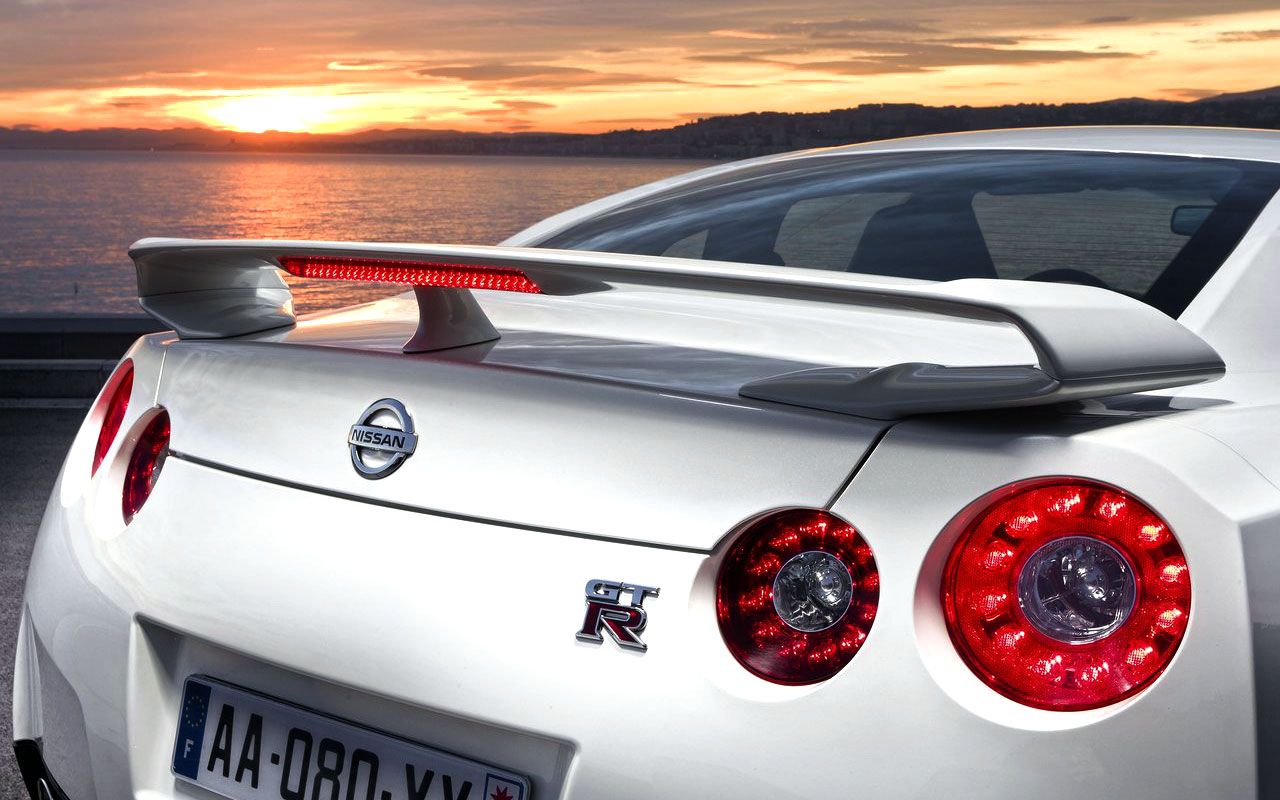 Wallpaper Gallery of Nissan GT-R Muscle Car Pictures