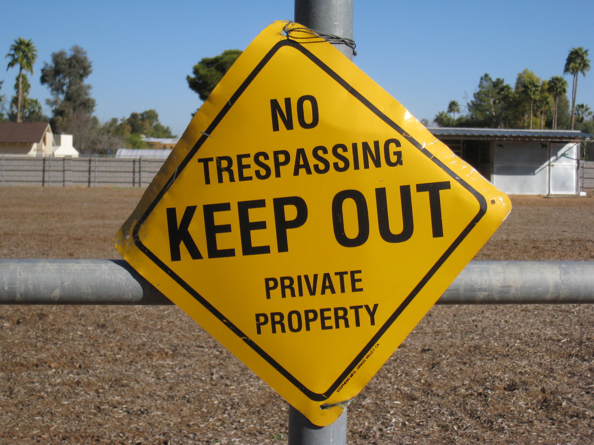 File:Keep out.jpg - Wikimedia Commons