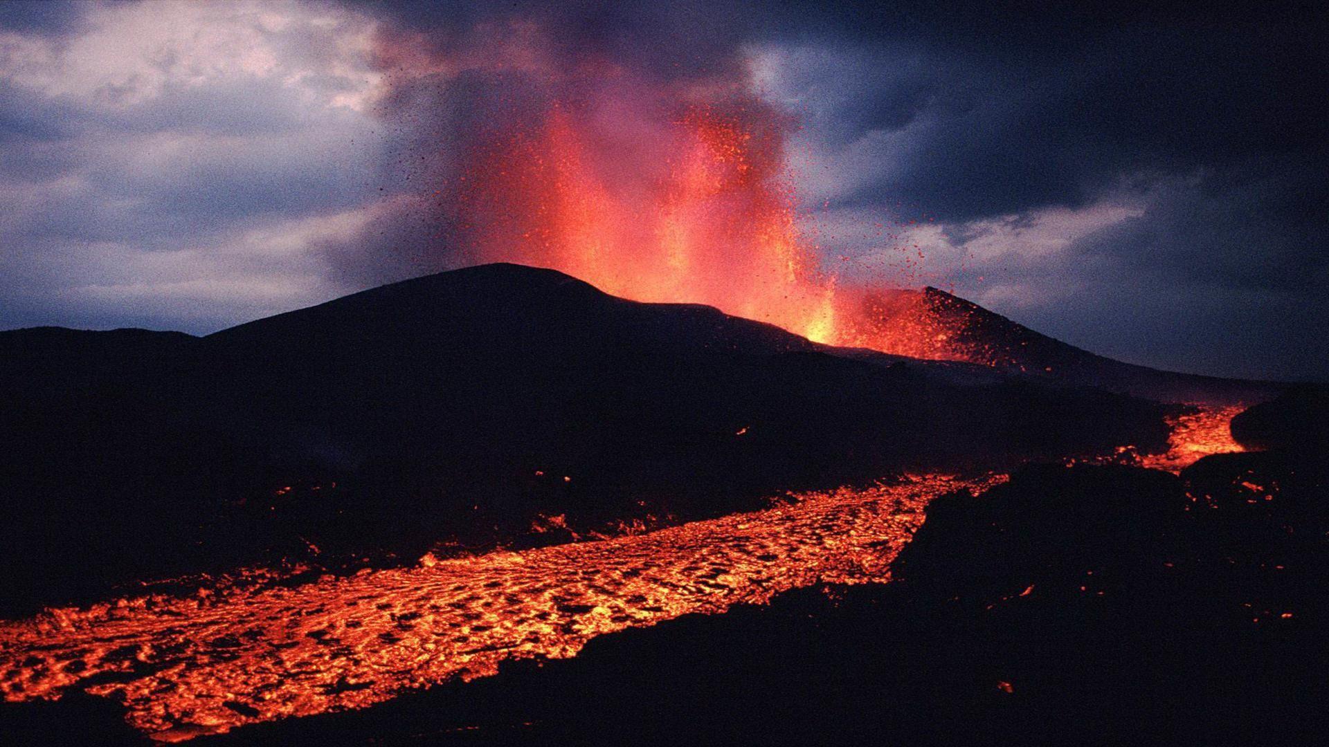Kimanura volcano erupting virunga national park democratic ...